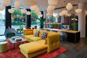 Khu vực ghế ngồi tại citizenM Dublin St Patrick's