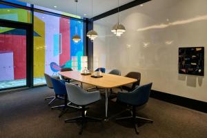 Khu vực hỗ trợ khách đi công tác/phòng hội thảo tại citizenM Dublin St Patrick's