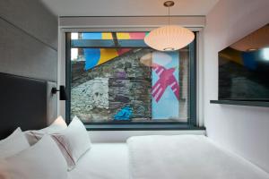 Giường trong phòng chung tại citizenM Dublin St Patrick's +57 ảnh