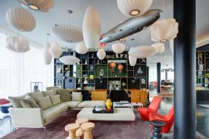 Χώρος καθιστικού στο citizenM Paris Charles de Gaulle Airport