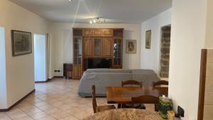 a living room with a couch and a table at Casa Domi 