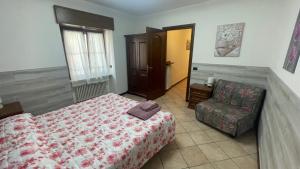 a bedroom with a bed and a chair at Casa Domi 