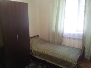 ピャチゴルスクにあるКвартира on Vlasova 23のベッドルーム1室(窓際にベッド1台付)