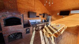 TV a/nebo společenská místnost v ubytování Cabanele Adyana&Raysa