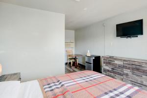 TV a/nebo společenská místnost v ubytování Hotel O Miami Inn & Suites Chicago Midway Airport + 39 fotografií