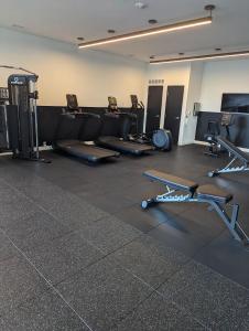 ein Fitnessstudio mit mehreren Reihen Laufbändern und Maschinen in der Unterkunft Modern Condo in Ottawa Downtown in Ottawa