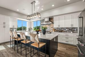 Η κουζίνα ή μικρή κουζίνα στο The Overlook Family Home by Sonoma Stays