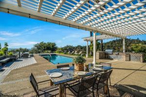 Πισίνα στο ή κοντά στο The Overlook Family Home by Sonoma Stays