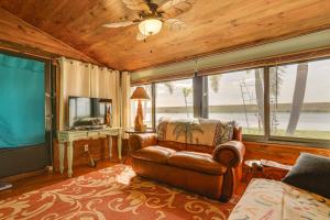 Μια τηλεόραση ή/και κέντρο ψυχαγωγίας στο Unwind Poolside and Walk to Lake! Okeechobee Getaway