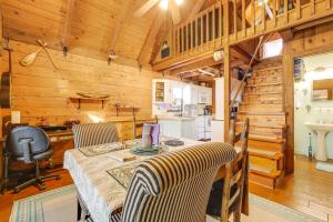 Χώρος καθιστικού στο Unwind Poolside and Walk to Lake! Okeechobee Getaway