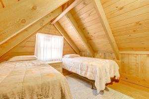 Ένα ή περισσότερα κρεβάτια σε δωμάτιο στο Unwind Poolside and Walk to Lake! Okeechobee Getaway +18 φωτογραφίες