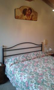 sypialnia z łóżkiem z obrazem na ścianie w obiekcie Da Lilly Apartment w Lukce