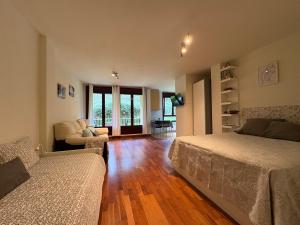 En eller flere senge i et værelse på loft playa de Toró Llanes, Selnatur