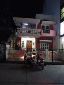 deux motos garées devant une maison dans l'établissement Allô Gite, à Pondichéry