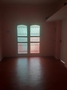 Cette chambre vide dispose de 2 fenêtres et de parquet. dans l'établissement Allô Gite, à Pondichéry