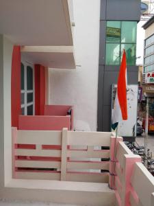 un drapeau sur une clôture devant un bâtiment dans l'établissement Allô Gite, à Pondichéry