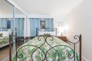 Ένα ή περισσότερα κρεβάτια σε δωμάτιο στο Quiet 4Br Beach Home W Large Deck & Bbq 2 Blocks From Sand By Beachview Rentals