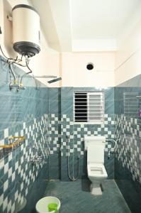 JorhatUptown Escape的带马桶和淋浴的浴室