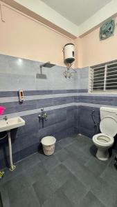 JorhatUptown Escape的带马桶和水槽的浴室 更多17张照片