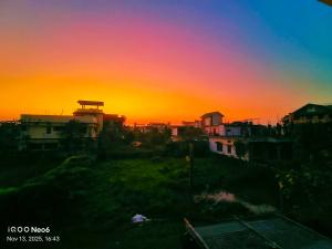 JorhatUptown Escape的城市的日落,房屋和建筑