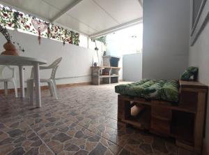 ein Wohnzimmer mit Tisch und Couch in der Unterkunft Tour House in Pedrouços