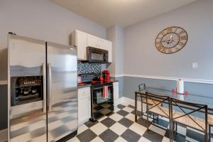 Kuchyň nebo kuchyňský kout v ubytování Walkable Racine Retreat! 1 Mi to Lake Michigan