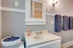 Koupelna v ubytování Walkable Racine Retreat! 1 Mi to Lake Michigan + 17 fotografií