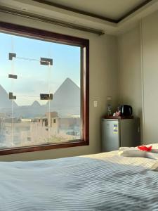 Ένα ή περισσότερα κρεβάτια σε δωμάτιο στο ImhOtep pYramids hOtel