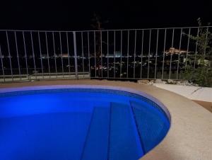 Bazén v ubytování Chalet con vistas al mar nebo v jeho okolí