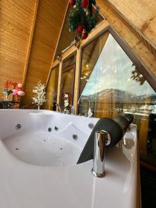 uma banheira em um quarto com uma janela de Natal em warm house - sunrise merisi em Merisi