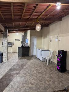 a room with a counter and a table and chairs at Espaço para Eventos e Temporadas em in Paracuru