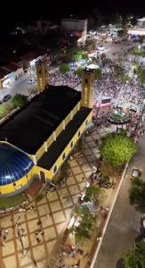 an overhead view of a building with a crowd of people at Espaço para Eventos e Temporadas em in Paracuru