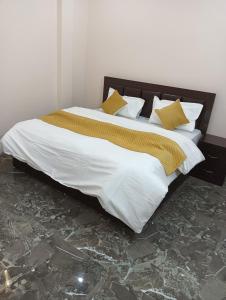 Postel nebo postele na pokoji v ubytování Shri shyam place