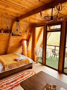 um quarto com uma cama e uma janela grande em warm house - sunrise merisi em Merisi