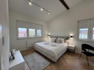Schlafzimmer mit einem großen Bett und Fenstern in der Unterkunft Goldhammer Premium Apartments in Tarnów + 176 Fotos