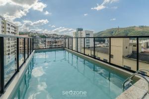 uma piscina no telhado de um prédio em Sua estadia completa com piscina e academia em Poços de Caldas - NGO em Poços de Caldas