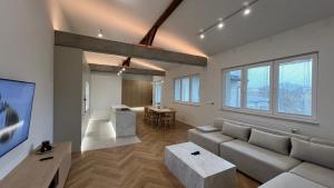 ein Wohnzimmer mit Sofa und Tisch in der Unterkunft Goldhammer Premium Apartments in Tarnów