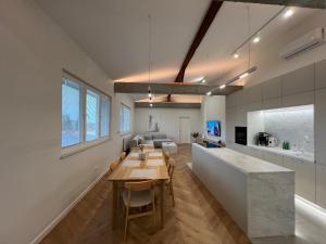 eine Küche und ein Esszimmer mit einem Holztisch in der Unterkunft Goldhammer Premium Apartments in Tarnów