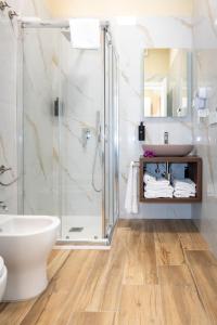 une salle de bain avec douche et lavabo dans l'établissement Lepanto Central, à Messina