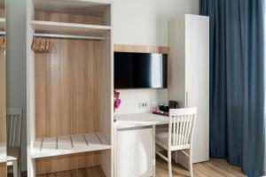 Cette petite chambre dispose d'un bureau et d'une télévision murale. dans l'établissement Lepanto Central, à Messina 20 autres photos