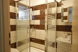 ein Badezimmer mit Dusche, Toilette und Waschbecken in der Unterkunft Hotel Mina in Craiova