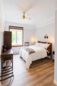 Ένα ή περισσότερα κρεβάτια σε δωμάτιο στο Varennes Grand Montreal Hotel