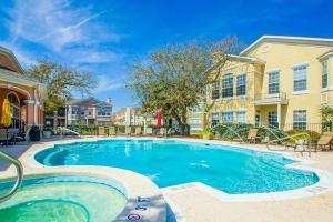 Πισίνα στο ή κοντά στο Modern upstairs three bedroom condo!