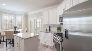 Η κουζίνα ή μικρή κουζίνα στο Modern upstairs three bedroom condo!