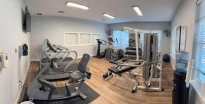Γυμναστήριο ή/και όργανα γυμναστικής στο Modern upstairs three bedroom condo!