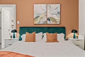 Luxury 3BR Rooftop Apartment Walk to MET and Metro في فيلادلفيا: غرفة نوم بسرير كبير مع اللوح الاخضر