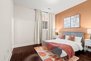 Luxury 3BR Rooftop Apartment Walk to MET and Metro في فيلادلفيا: غرفة نوم بسرير كبير ونافذة