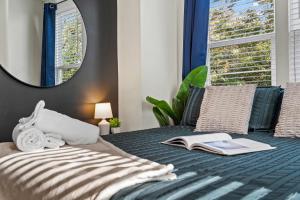 Voodi või voodid majutusasutuse Luxurious King 3BR Townhouse in Uptown CLT! toas