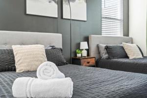 Voodi või voodid majutusasutuse Luxurious King 3BR Townhouse in Uptown CLT! toas