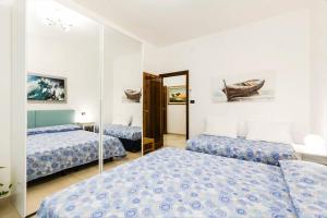 Cette chambre comprend 2 lits et un miroir. dans l'établissement The Gateway, à Bologne